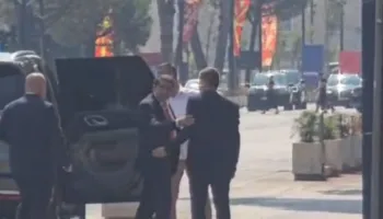 ‘Shqiptarët duhet të vendosin për shtetin Bektashi’! I dërguari i Trump ‘zbarkon’ në Tiranë, takime me Baba Mondin, PS dhe PD