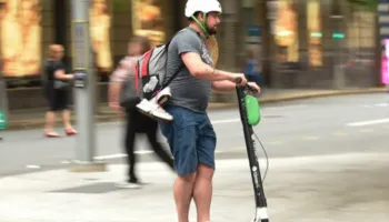Shteti australian ndër vendet e para që miraton legjislacionin për skuterat elektrikë, kufij moshe dhe licensim i detyruar –
