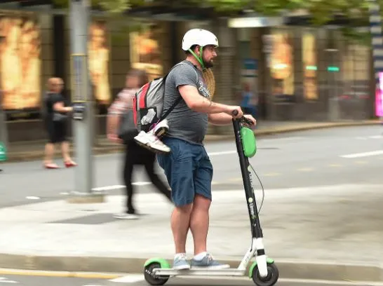 Shteti australian ndër vendet e para që miraton legjislacionin për skuterat elektrikë, kufij moshe dhe licensim i detyruar –