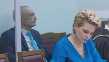 Shtyhet seanca për Metën e Kryemadhin, mungon gjyqtarja. Avokati refuzon mbrojtjen: Rrezikoj licencën!