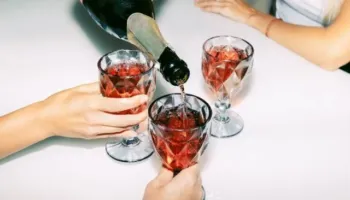 Si e shkakton alkooli kancerin? Shkenca shpjegon çfarë ndodh në organizmin e njeriut