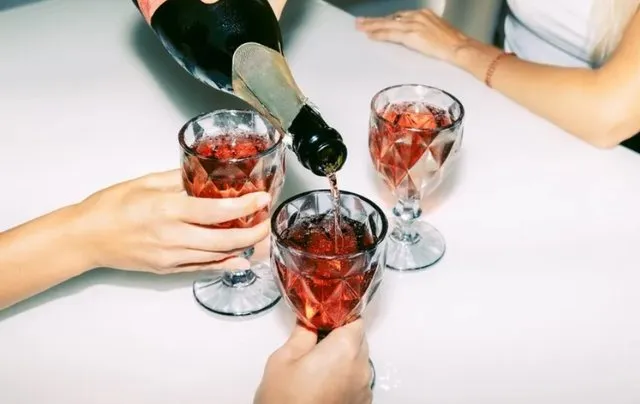 Si e shkakton alkooli kancerin? Shkenca shpjegon çfarë ndodh në organizmin e njeriut