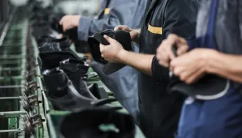 Si po shuhet prodhimi/ Industria e veshjeve dhe këpucëve po kalon krizën më të thellë në histori