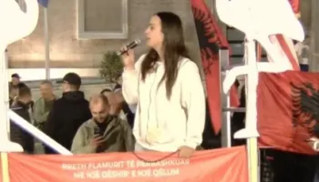 Sidorela Vatnikaj në protestë: Drejtoresha e SHISH i jepte informacione Agasit për t’i shpëtuar policisë