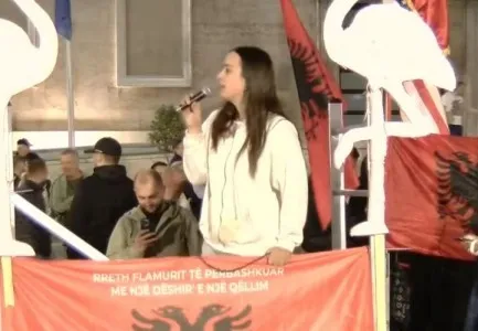 Sidorela Vatnikaj në protestë: Drejtoresha e SHISH i jepte informacione Agasit për t’i shpëtuar policisë