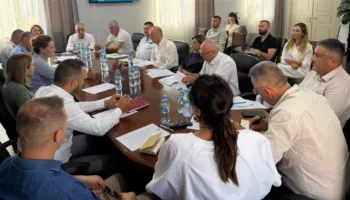 “Siguria në shkolla, prioritet për vitin e ri shkollor 2026–2027”, prefektja e Shkodrës Holta Duda takim ndërinstitucional