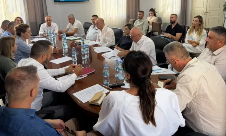 “Siguria në shkolla, prioritet për vitin e ri shkollor 2026–2027”, prefektja e Shkodrës Holta Duda takim ndërinstitucional