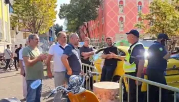Sindikata e Punonjësve të Transportit protestë para Bashkisë së Tiranës, taksitë parkohen në rrugë, policia ndërhyn!