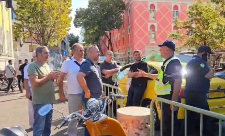 Sindikata e Punonjësve të Transportit protestë para Bashkisë së Tiranës, taksitë parkohen në rrugë, policia ndërhyn!