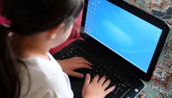 ‘Sindroma e lëkurës së thekur’ po shtohet te fëmijët, mjekët paralajmërojnë për përdorimin e laptopëve