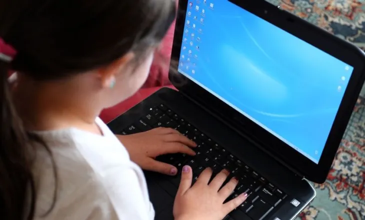 ‘Sindroma e lëkurës së thekur’ po shtohet te fëmijët, mjekët paralajmërojnë për përdorimin e laptopëve