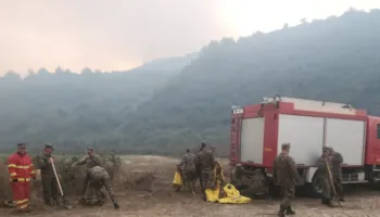 Situata kritike me zjarrin edhe në Fier, operacion për shuarjen e flakëve në Frakull! Në terren zbarkon edhe ushtria nga Tirana