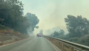 Situatë e rëndë në Fier/ Levanin e ‘mbyt’ tymi e flakët, thirrje për t’u larguar