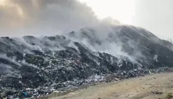 Situate emergjente në Fushë-Krujë / Zjarri në vendgrumbullimin e mbetjeve vijon aktiv, tymi mbulon zonën deri në Kamëz e Mamurras