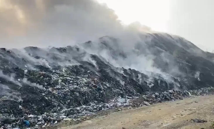Situate emergjente në Fushë-Krujë / Zjarri në vendgrumbullimin e mbetjeve vijon aktiv, tymi mbulon zonën deri në Kamëz e Mamurras