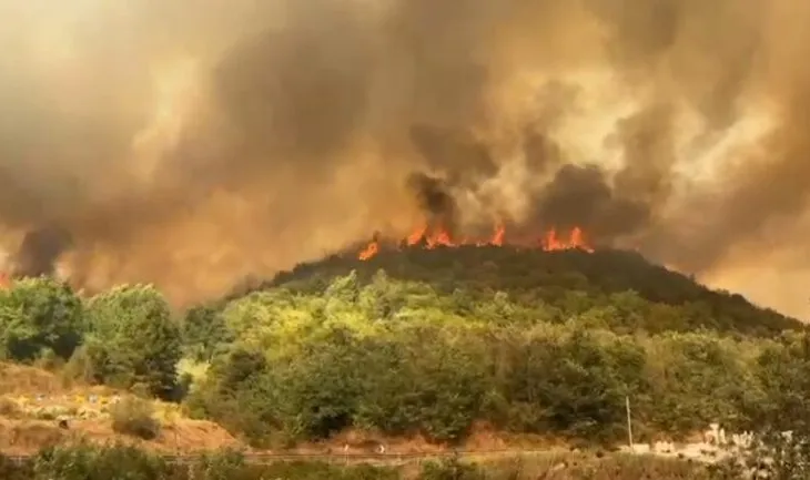Situatë kritike/ Radostina nën kërcënimin e flakëve, nis evakuimi i banorëve