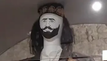 Skandal me portretin e heroit kombëtar Çerçiz Topulli në Kalanë e Gjirokastër