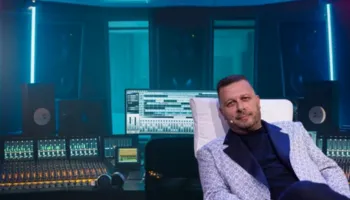 Skandal seksual në showbizz-in shqiptar, rrjedhin videot erotike në studion e kompozitorit Adi Hila, mister si u filmuan artistet e njohura