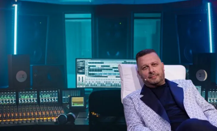 Skandal seksual në showbizz-in shqiptar, rrjedhin videot erotike në studion e kompozitorit Adi Hila, mister si u filmuan artistet e njohura