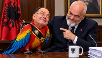 Skandali i shefes së SHISH/ Një president papagall që na bën të gajasemi me krizën