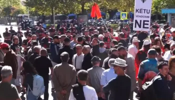 Skandali në SHISH/ Protestuesit ‘rrethojnë’ Parlamentin dhe shpërthejnë në thirrje: Ku e keni Vlora Hysenin?