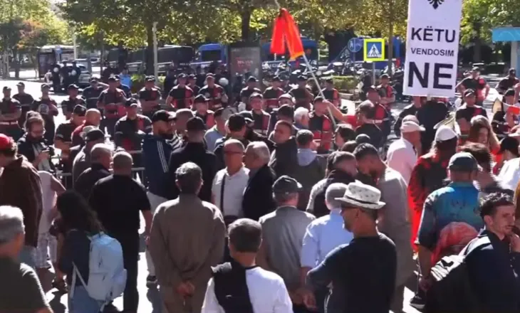 Skandali në SHISH/ Protestuesit ‘rrethojnë’ Parlamentin dhe shpërthejnë në thirrje: Ku e keni Vlora Hysenin?