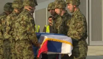 Skandali/ Serbia pret me nderime ushtarake arkivolin e  ‘Kasapit të Ballkanit’, Ratko Mlladiç