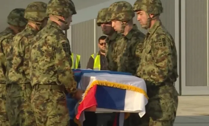 Skandali/ Serbia pret me nderime ushtarake arkivolin e  ‘Kasapit të Ballkanit’, Ratko Mlladiç