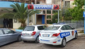 Skenë e dhunshme/ 22-vjeçari tenton të arratiset teksa kthehej nga tualeti, godet efektivët