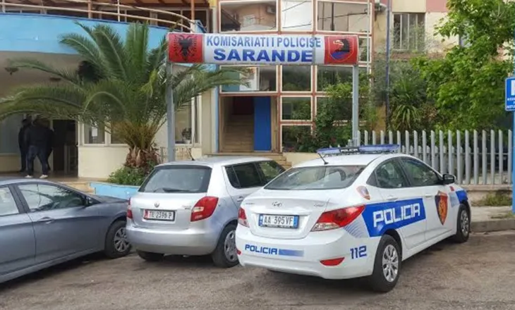 Skenë e dhunshme/ 22-vjeçari tenton të arratiset teksa kthehej nga tualeti, godet efektivët
