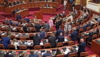 Socialistët votojnë Klodiana Spahiun si ministre të Shëndetësisë, opozita braktis sallën