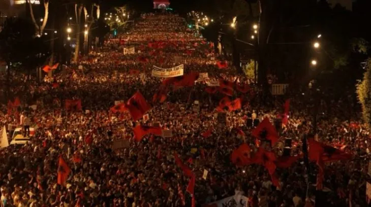 Sot 118 ditë radhazi revoltë popullore/ Mes skandaleve të reja, protestuesit kërkojnë largimin e kryeministrit Rama dhe qeverisë