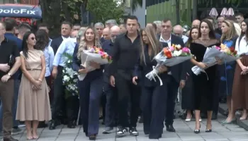 Sot 28 vite nga vrasja e Azem Hajdarit, familjarët dhe zyrtarët e PD-së bëjnë homazhe pranë memorialit!