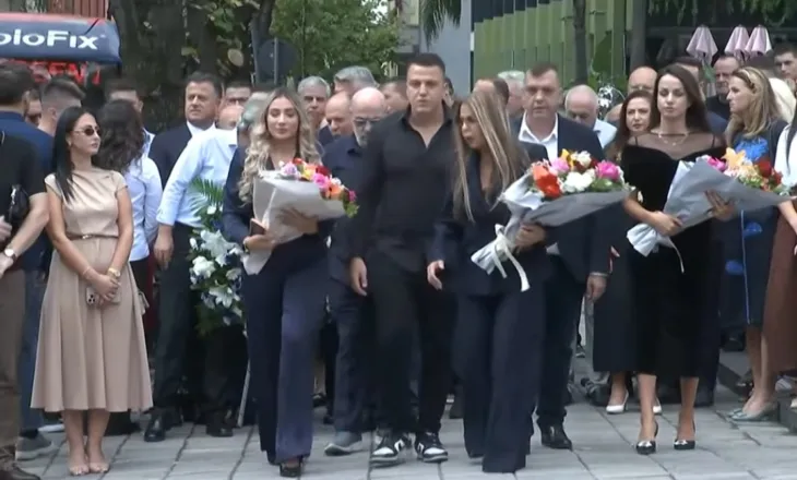Sot 28 vite nga vrasja e Azem Hajdarit, familjarët dhe zyrtarët e PD-së bëjnë homazhe pranë memorialit!