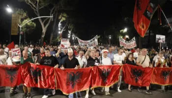 Sot dita e 105-të e protestës, në shesh edhe shqiptarët e diasporës: Rama jepe dorëheqjen!