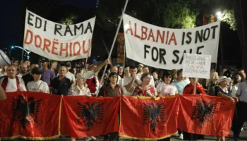 Sot dita e 113-të e revoltës, qytetarët vazhdojnë qëndresën kundër qeverisë: Edi Rama jep dorëheqjen!