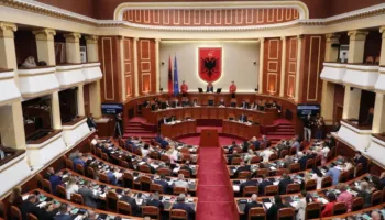 Sot mblidhet Kuvendi, dy interpelanca urgjente! Jashtë, qytetarët në protestë