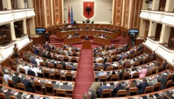 Sot nis sesioni parlamentar, pritet protestë përpara Kuvendit