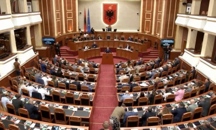 Sot nis sesioni parlamentar, pritet protestë përpara Kuvendit