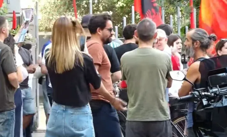 Sot vendoset për 14 protestuesit e arrestuar, qytetarët mblidhen para Gjykatës Penale