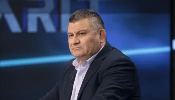 SPAK I DHA PUBLIKUT VETEM SHKUMEN E TORTES/ KIKIA: HISTORIA, NJE POKER SPIUNESH
