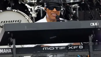 Stevie Wonder rikthen “Songs in the Key of Life” në skenë, 50 vjet pas publikimit