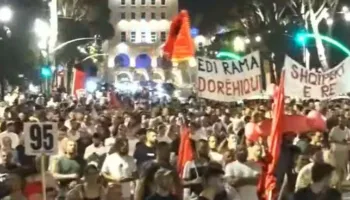 Studentët, gratë dhe vajzat udhëheqin marshimin/ Rrethohet Kryeministria