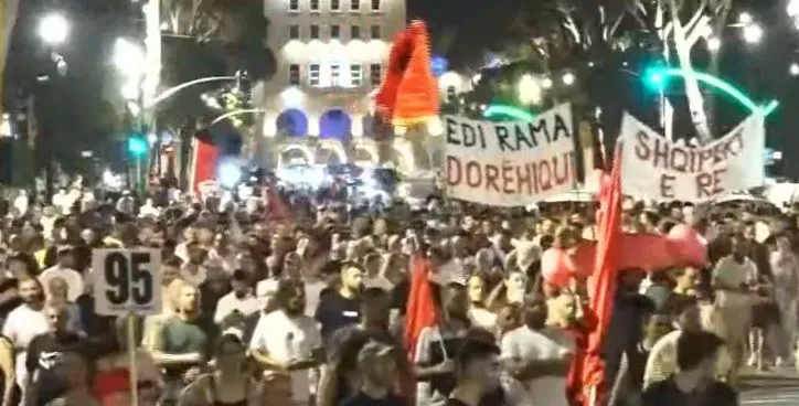 Studentët, gratë dhe vajzat udhëheqin marshimin/ Rrethohet Kryeministria