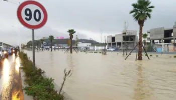 Stuhi dhe ujëra të rrëmbyeshëm në Elbasan, vështirësi në akset kombëtare