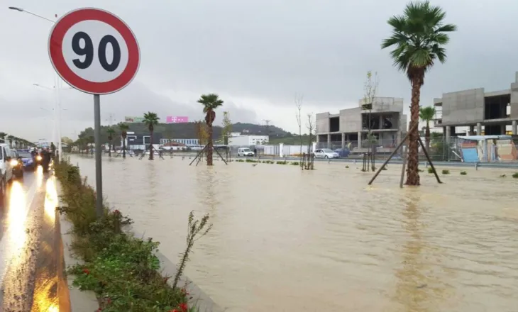 Stuhi dhe ujëra të rrëmbyeshëm në Elbasan, vështirësi në akset kombëtare