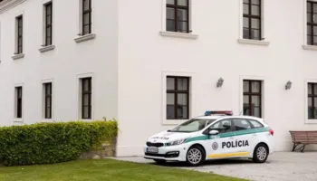 Sulm i përgjakshëm brenda një shkolle në Sllovaki, vritet me thikë mësuesja, plagosen 2 të tjerë! Autori i krimit një nxënës 14-vjeçar!