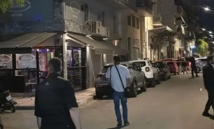 Sulm me armë në një kafene në Athinë, plagoset 10-vjeçarja shqiptare