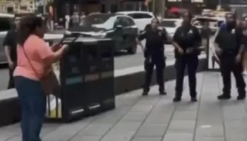 Sulmi me thikë në “Times Square”, një nga viktimat zv/presidentja e “Bank of America”! Vdes pas plagosjes nga policët edhe autorja (FOTO)