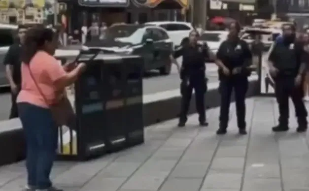 Sulmi me thikë në “Times Square”, një nga viktimat zv/presidentja e “Bank of America”! Vdes pas plagosjes nga policët edhe autorja (FOTO)